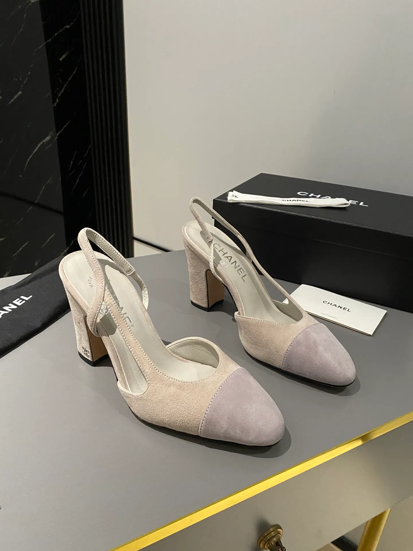 👟👟Ex-factory price 520👟👟 Purchase grade, high-heeled version, Chanel classic slingback sandals. We have been making this model for the past few years. This year, we will re-purchase the version and make a detailed copy again. I found that the upper lines and body comfort of the new version have been slightly adjusted! The brand won't say anything because the overall appearance difference is not big and it doesn't affect wearing. All colors now produced are produced according to the latest styles! What you buy is the latest classic model from the counter, made of imported mixed sheepskin surface material, imported mixed sheepskin, and Italian imported cowhide leather soles! High heels 9.5cm Size: 35-39 Other sizes can be customized (customized sizes 34, 40, 41, 42, 43 are non-refundable and non-exchangeable)